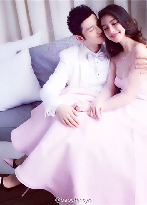 Khi yêu và sau khi kết hôn, Huỳnh Hiểu Minh - Angelababy liên tục dính như sam. Chính vì vậy, khi cả hai liên tục tỏ ra lạnh nhạt tại sự kiện và không tương tác trên mạng xã hội, rộ nghi vấn cặp đôi nổi tiếng này đã ly hôn.