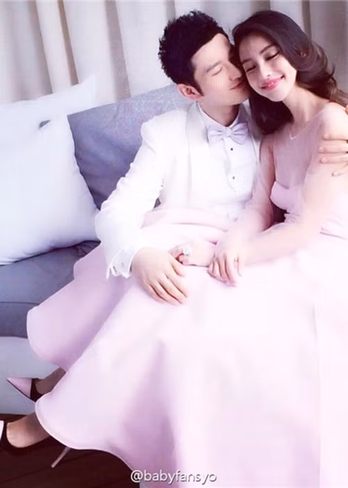 Khi yêu và sau khi kết hôn, Huỳnh Hiểu Minh - Angelababy liên tục dính như sam. Chính vì vậy, khi cả hai liên tục tỏ ra lạnh nhạt tại sự kiện và không tương tác trên mạng xã hội, rộ nghi vấn cặp đôi nổi tiếng này đã ly hôn.