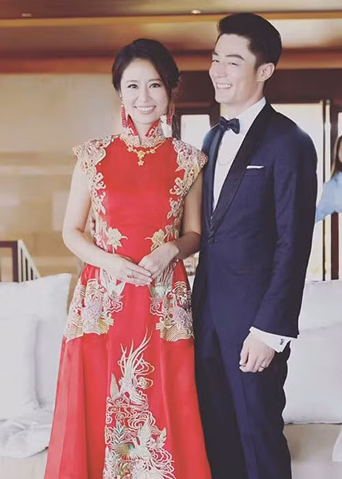 Lâm Tâm Như - Hoắc Kiến Hoa cũng đau đầu vì nghi vấn ly hôn. Vào tháng 12/2018, cư dân mạng đưa ra bằng chứng hôn nhân của nữ diễn viên rạn nứt là hình ảnh Lâm Tâm Như không đeo nhẫn cưới khi tham dự sự kiện.