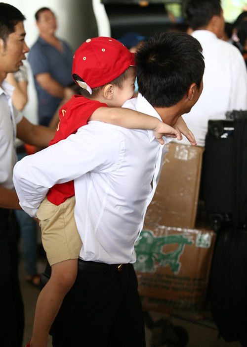 Hình ảnh Cường Đô la cõng bé Subeo tại sân bay. Ảnh: Đời sống pháp luật