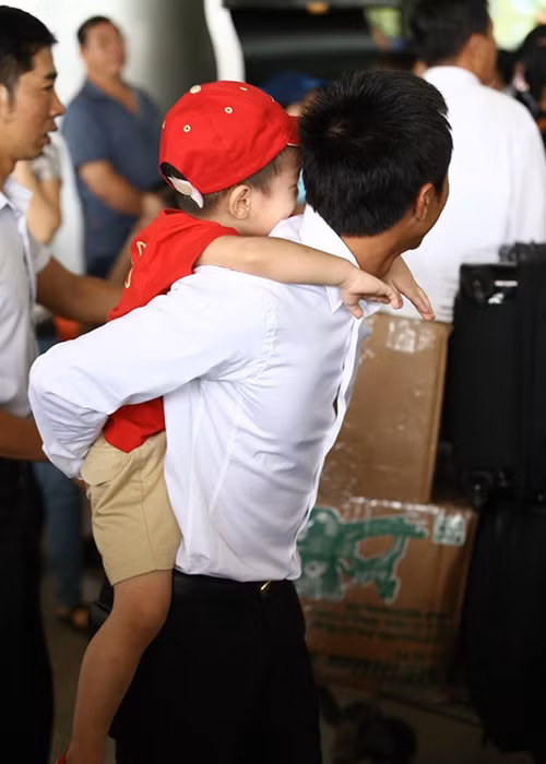 Hình ảnh Cường Đô la cõng bé Subeo tại sân bay. Ảnh: Đời sống pháp luật