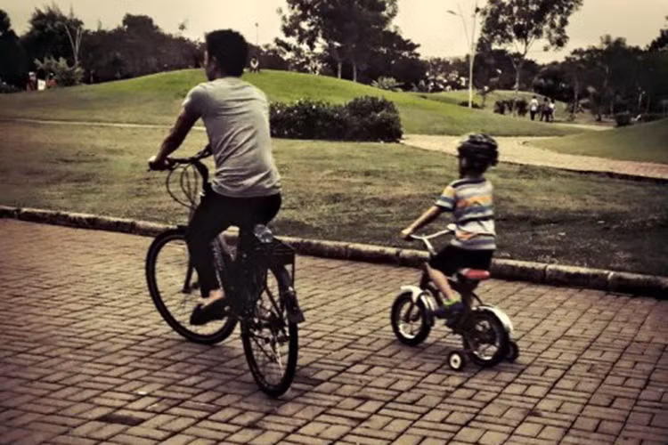 Có lúc, Cường Đô la là người dành thời gian cho con trai nhiều hơn Hồ Ngọc Hà. Ảnh: FBNV