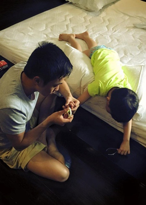 Chồng cũ của Hồ Ngọc Hà chăm sóc quý tử của mình rất chu đáo. Ảnh: FBNV