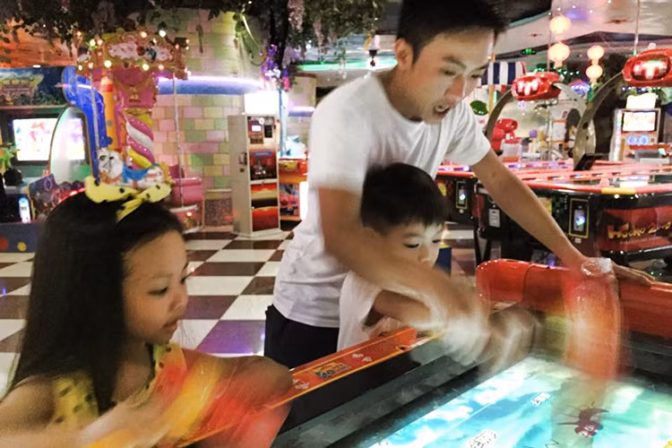 Cường Đô la dường như cố gắng trở thành một người bạn của con trai. Ảnh: FBNV