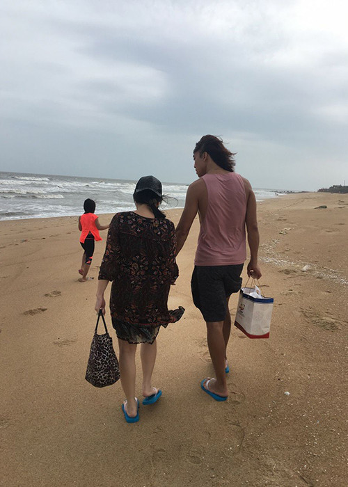 "Hạnh phúc của tôi bây giờ đơn giản lắm, chỉ là ăn buổi cơm tối đầm ấm bên gia đình hay may cho con nhỏ áo dài chúc Tết ông bà", nữ nghệ sĩ bị nhầm là vợ của Hoài Linh chia sẻ.