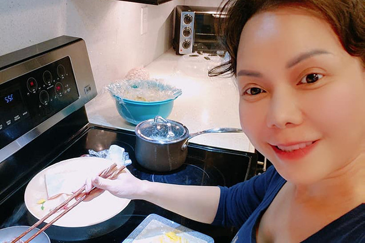 Ở Việt Nam, nữ nghệ sĩ ít khi đi đâu sau khi kết thúc công việc. Nếu xong việc, cô lại nhanh chóng trở về Mỹ để đoàn tụ chồng con.