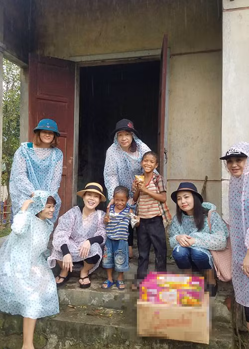 Thời gian không đi diễn, quay gameshow, Việt Hương thường đi làm từ thiện ở Việt Nam.