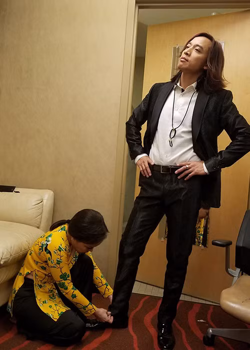 Việt Hương và chồng nhí nhảnh không kém các cặp vợ chồng trẻ.