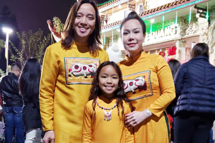 Trải qua một lần đò, Việt Hương đã tái hôn với nhạc sĩ Hoài Phương, cả hai hiện có một cô con gái.