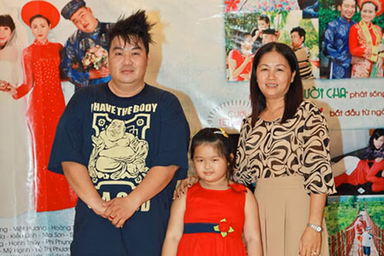 Hoàng Mập chia sẻ thêm, vợ chồng anh làm nên từ bàn tay trắng và dù nhà vợ có danh thế nhưng anh chưa bao giờ hỏi mượn nhà vợ một đồng. Ảnh: Dân Việt