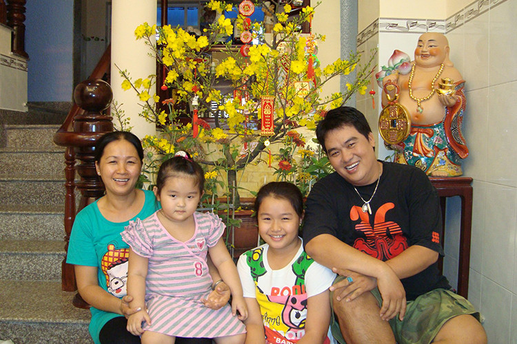 Bà xã của Hoàng Mập luôn là hậu phương vững chắc bên cạnh chồng trong cuộc sống lẫn công việc. Ảnh: FBNV