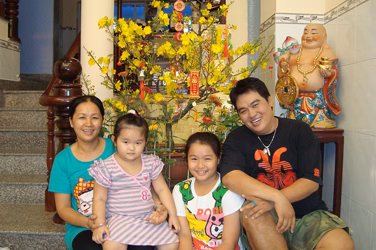 Bà xã của Hoàng Mập luôn là hậu phương vững chắc bên cạnh chồng trong cuộc sống lẫn công việc. Ảnh: FBNV