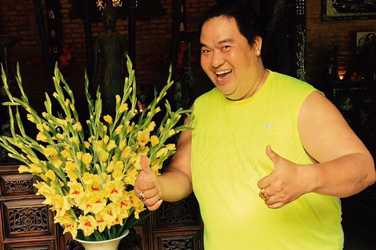 Mới đây, theo Tri thức trẻ, Hoàng Mập còn có những hành động kỳ lạ khác như dọn vào nhà mới đúng tháng 7 âm lịch, không bao giờ xem ngày để khai máy, dời ngày cưới vì một số người bạn thân không thể về dự do bận lịch thi, khiêng quan tài thật vào nhà của mình trong phân cảnh phim “"Nhà ông Hoàng có vàng". Ảnh: FBNV