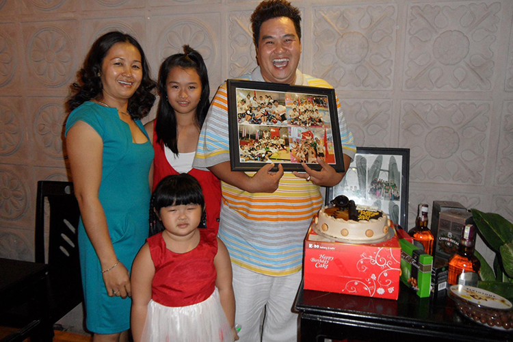 Trên báo chí, Hoàng Mập tấm tắc khen vợ đẹp người đẹp nết, đảm đang, biết lo cho chồng con, biết cách sinh lợi trên số tiền chồng kiếm được, không đua đòi ăn diện. Ảnh: FBNV