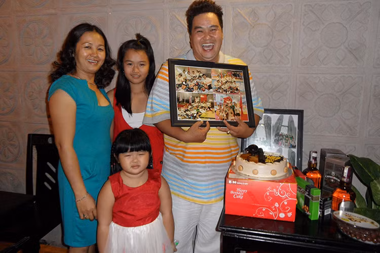 Trên báo chí, Hoàng Mập tấm tắc khen vợ đẹp người đẹp nết, đảm đang, biết lo cho chồng con, biết cách sinh lợi trên số tiền chồng kiếm được, không đua đòi ăn diện. Ảnh: FBNV