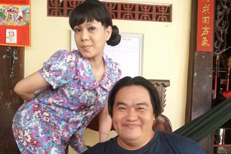 Hoàng Mập còn dặn Việt Hương: "Nếu anh chết sớm, vợ anh còn trẻ. Em lo chồng mới cho vợ anh. Nếu bà ấy không chịu thì thôi không ép”. Ảnh: FBNV