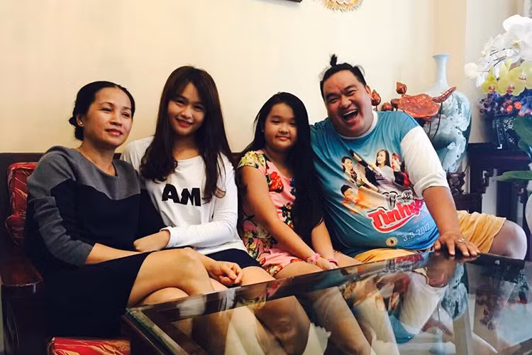 Sau 21 năm kết hôn, vợ chồng Hoàng Mập có hai người con gái là Đoan Trinh và Phước Hảo. Ảnh: FBNV