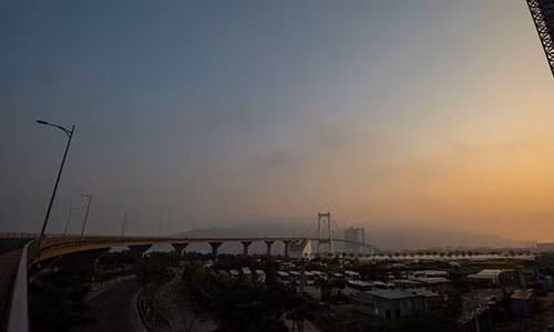 Cầu Thuận Phước thấp thoáng trong nắng sớm nối bờ Tây sông Hàn với bán đảo Sơn Trà, Đà Nẵng.