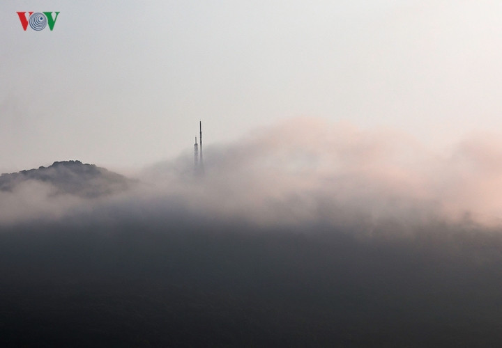 Trạm phát sóng của VOV và VTV ẩn hiện trên đỉnh Sơn Trà.