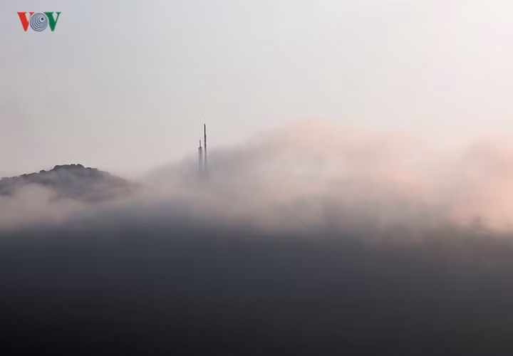 Trạm phát sóng của VOV và VTV ẩn hiện trên đỉnh Sơn Trà.