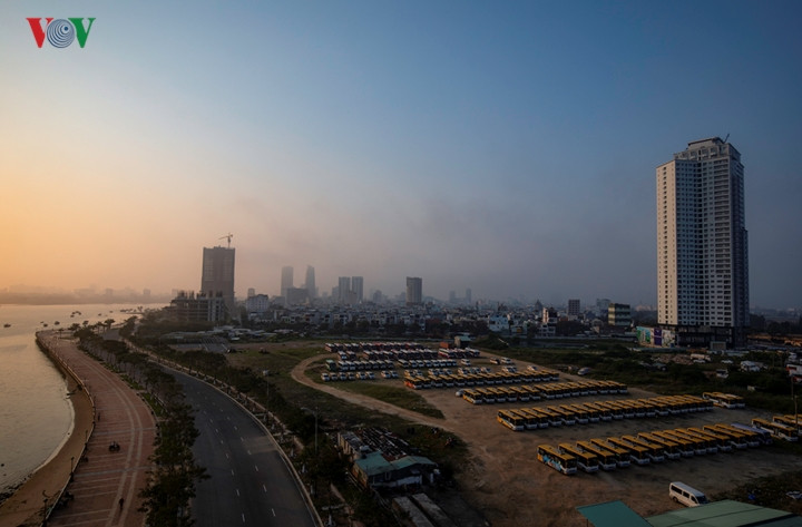 Bãi đỗ xe của Bus Đà Nẵng ngay ngắn phía bờ Tây sông Hàn.