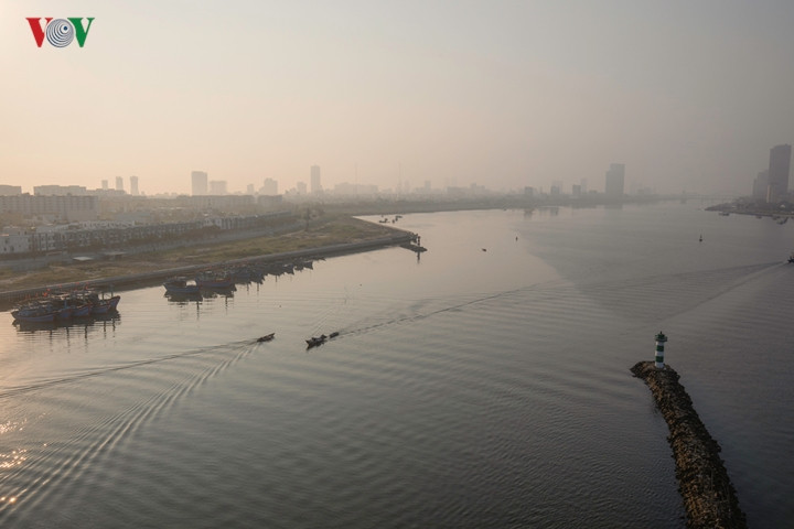 Các thuyền đánh cá nhỏ bắt đầu hoạt động trên sông Hàn.