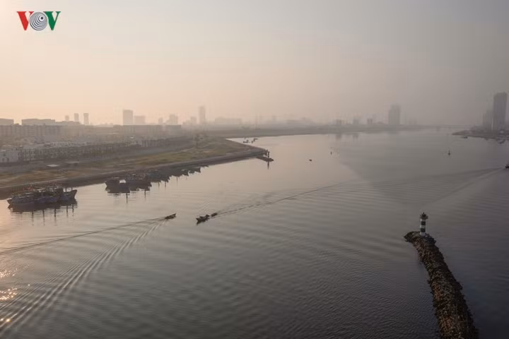 Các thuyền đánh cá nhỏ bắt đầu hoạt động trên sông Hàn.