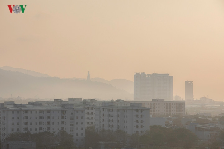 Phật Bà Quan Âm phía xa xa.