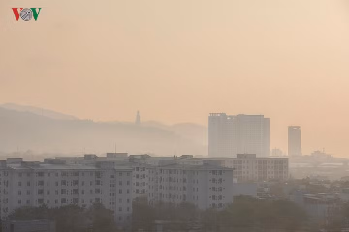 Phật Bà Quan Âm phía xa xa.