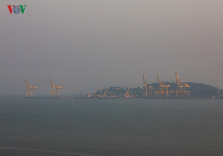 Những giàn cầu ở cảng nước sâu Tiên Sa thấp thoáng dù mặt trời lên cao.