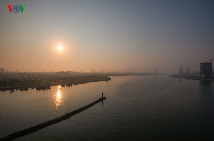 Nắng sớm trên sông Hàn nhưng cả thành phố vẫn ẩn trong màn sương.