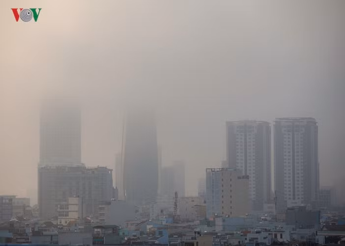 Chóp toà nhà Trung tâm hành chính TP Đà Nẵng (trái) cùng khách sạn Novotel, 2 tòa nhà cao nhất Đà Nẵng khuất trong sương.