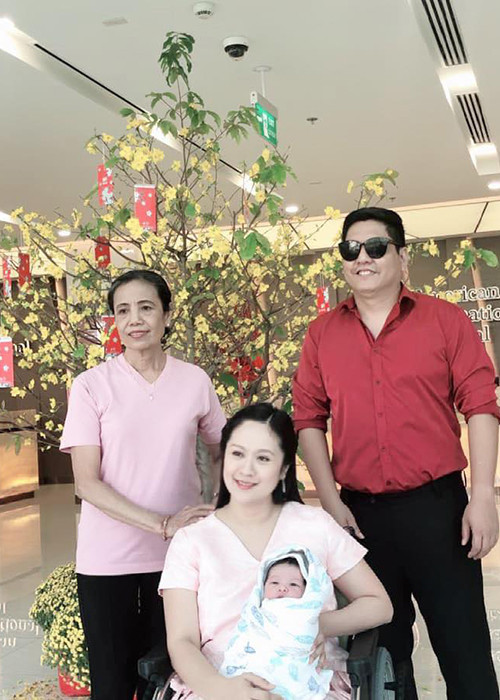 Giữa ồn ào với Trấn Thành, Đức Thịnh vừa khoe ảnh đón vợ và con trai mới chào đời về nhà. Ảnh: FBNV Xem video "Trấn Thành là nạn nhân của gameshow?". Nguồn Youtube/vtc