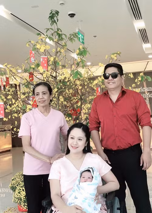 Giữa ồn ào với Trấn Thành, Đức Thịnh vừa khoe ảnh đón vợ và con trai mới chào đời về nhà. Ảnh: FBNV Xem video "Trấn Thành là nạn nhân của gameshow?". Nguồn Youtube/vtc