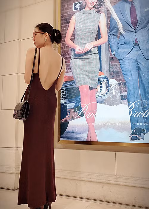 Ở đời thường, Lệ Quyên chuộng váy áo gợi cảm dù đã lập gia đình và có con trai.