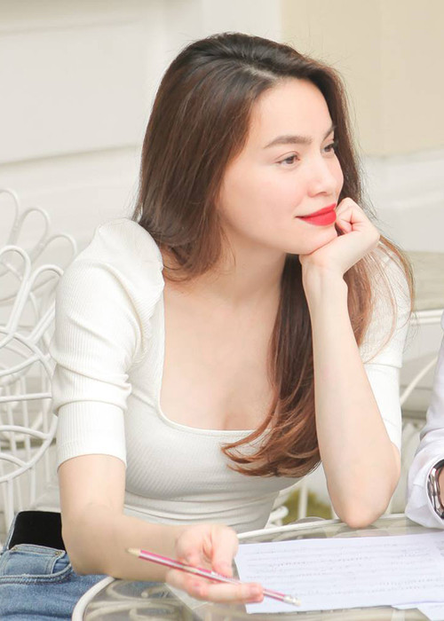 Được xem là ngôi sao có gu thời trang sành điệu nhất nhì Vbiz, Hà Hồ thường được mời tham gia các sự kiện thời trang quốc tế. Mới nhất, nữ ca sĩ sang Pháp tham dự show diễn của thương hiệu thời trang quốc tế Yves Saint Laurent thuộc khuôn khổ Tuần lễ thời trang Paris. Xem video "Hồ Ngọc Hà lên tiếng khi bị đồn hết thời, ế show". Nguồn Youtube/vtc