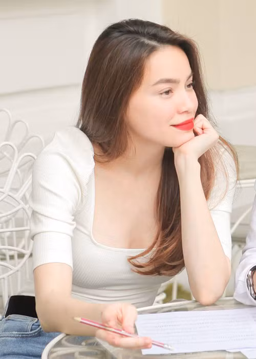 Được xem là ngôi sao có gu thời trang sành điệu nhất nhì Vbiz, Hà Hồ thường được mời tham gia các sự kiện thời trang quốc tế. Mới nhất, nữ ca sĩ sang Pháp tham dự show diễn của thương hiệu thời trang quốc tế Yves Saint Laurent thuộc khuôn khổ Tuần lễ thời trang Paris. Xem video "Hồ Ngọc Hà lên tiếng khi bị đồn hết thời, ế show". Nguồn Youtube/vtc