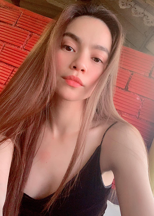 Trong khi Lệ Quyên hạnh phúc bên chồng con, Hà Hồ tìm được bến đỗ bình yên bên Kim Lý.