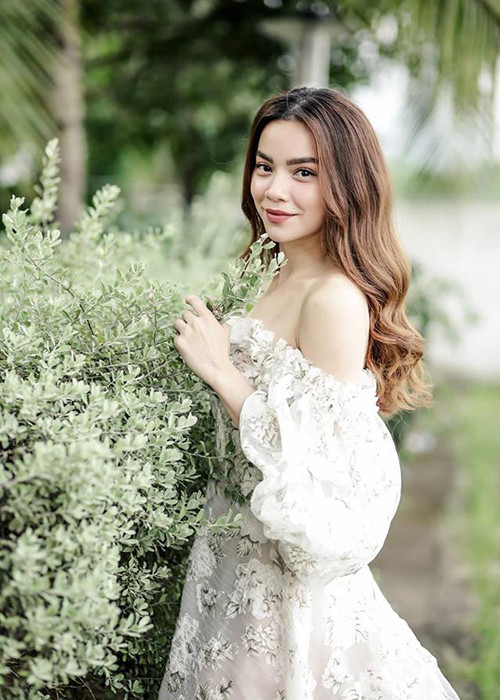 Nữ ca sĩ được bạn trai hết mực chiều chuộng. Ngoài ra, Kim Lý còn có mối quan hệ tốt đẹp với con trai và bố mẹ của Hà Hồ.