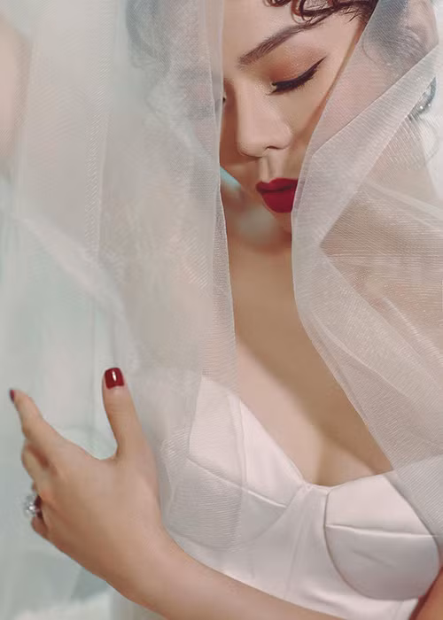 Nữ hoàng phòng trà không ngại khoe nét quyến rũ gái một con trong các bộ ảnh.