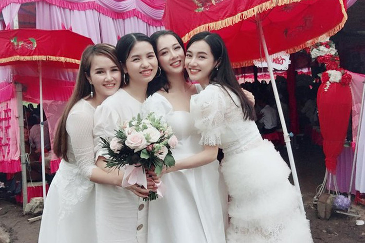 Trong đám cưới của em gái vào tháng 8/2018, nữ diễn viên phim "Tuổi thanh xuân" đã xuất hiện với vòng 2 to bất thường. Ảnh: Tiền Phong