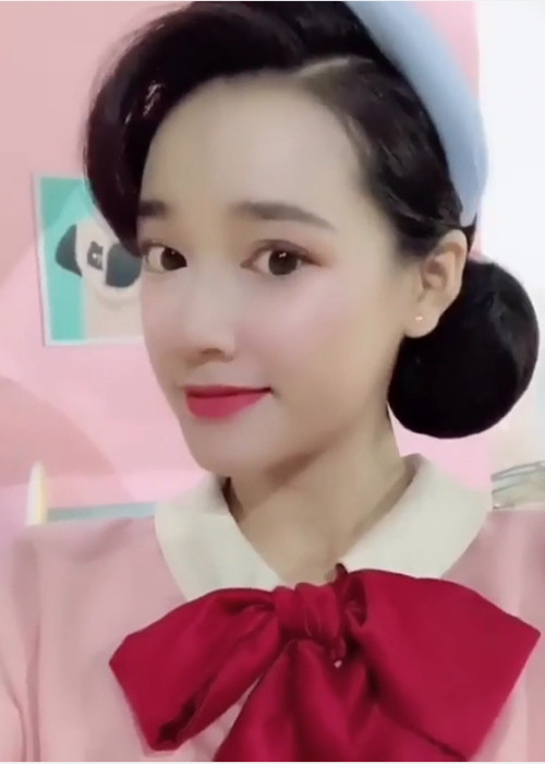 Tháng 12/2018, xuất hiện trong clip chúc mừng Giáng Sinh, Nhã Phương bị chê già chát, phá nét. Ảnh: Tin nhanh online