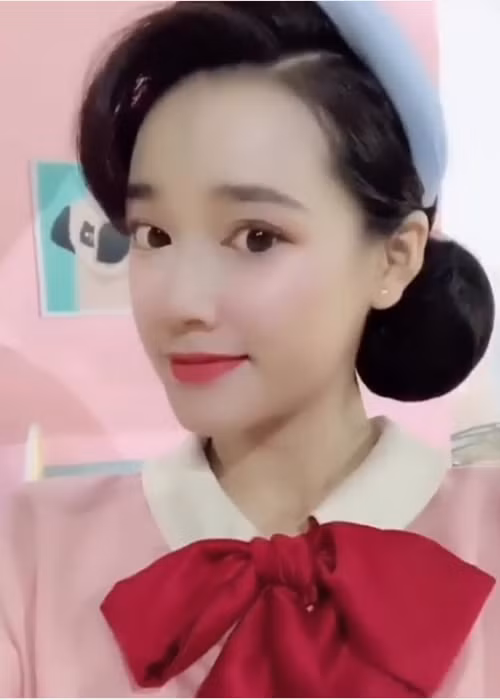 Tháng 12/2018, xuất hiện trong clip chúc mừng Giáng Sinh, Nhã Phương bị chê già chát, phá nét. Ảnh: Tin nhanh online