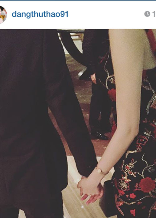 Hồi mới hẹn hò, đôi uyên ương không công khai dành cho nhau những nụ hôn hay cái ôm eo siết chặt quá đà.