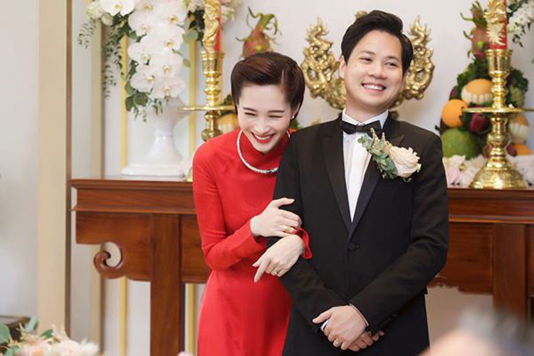 Trong ngày trọng đại, Thu Thảo liên tục khoác tay ông xã. Ảnh: Tiền Phong