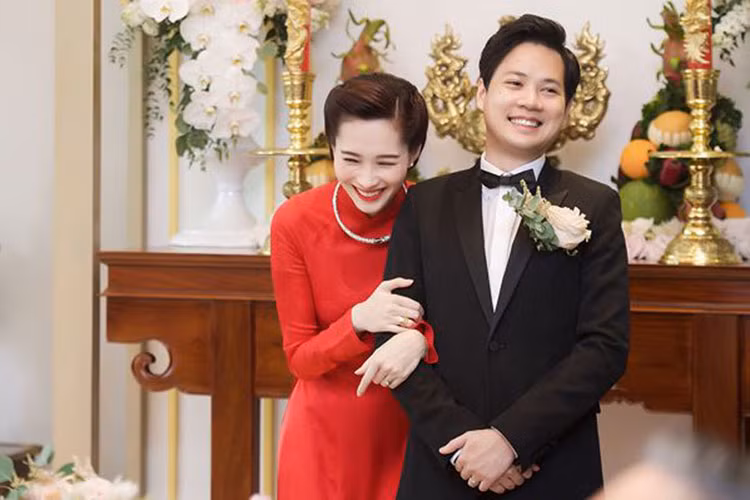 Trong ngày trọng đại, Thu Thảo liên tục khoác tay ông xã. Ảnh: Tiền Phong