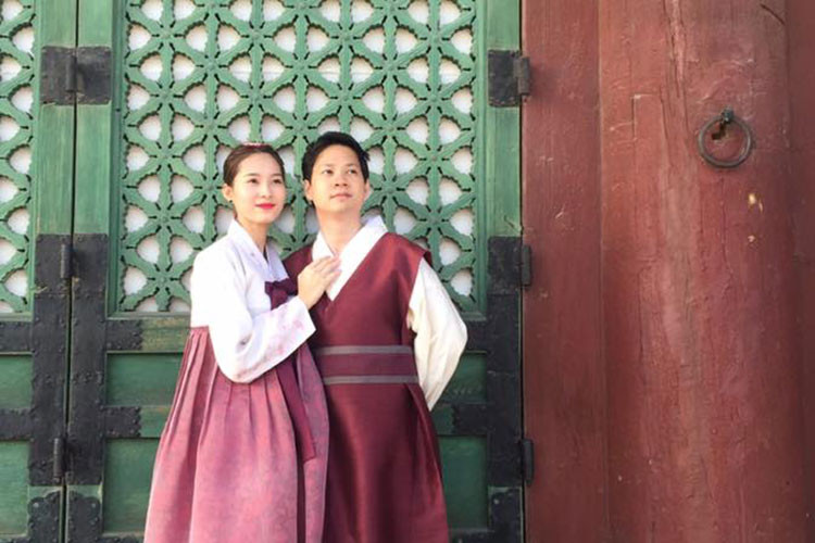 Thời gian gắn bó càng lâu, đôi uyên ương tỏ ra càng thỏai mái thể hiện tình cảm dành cho nhau.