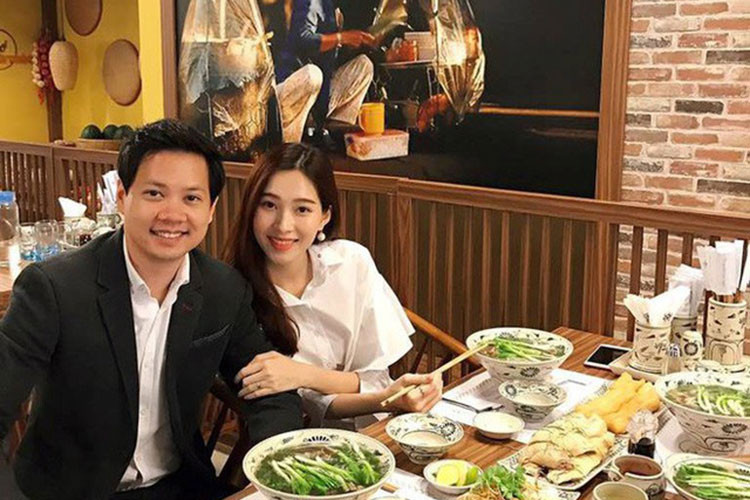 Sau khi kết hôn, nàng hoa hậu Việt Nam 2014 vẫn khá kín tiếng với truyền thông về cuộc hôn nhân của mình.