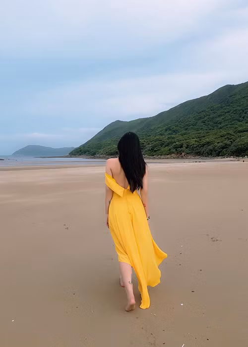 Lý Phương Châu khá tích cực chia sẻ hình ảnh theo phong cách quyến rũ của mình.