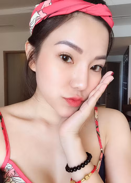 Sau khi ly hôn, Lý Phương Châu một mình nuôi con gái. Gần đây, cô tố chồng cũ vô trách nhiệm, kỳ kèo số tiền chu cấp cho con.